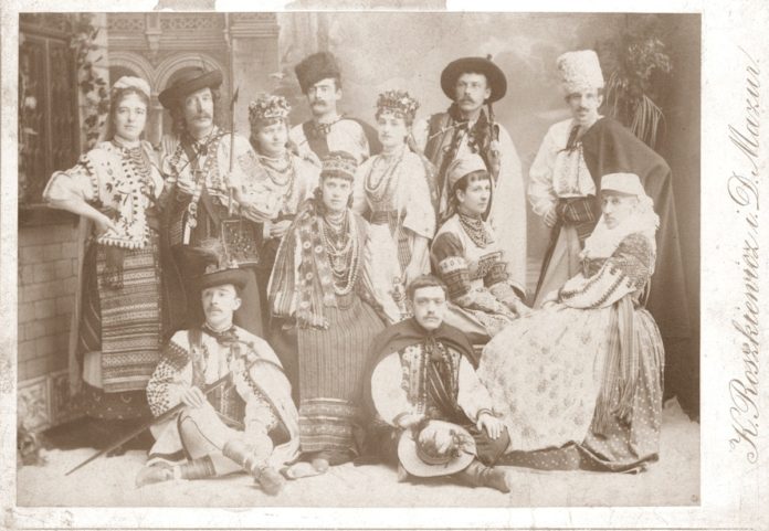 Актори в гуцульському одязі, 1885 р.