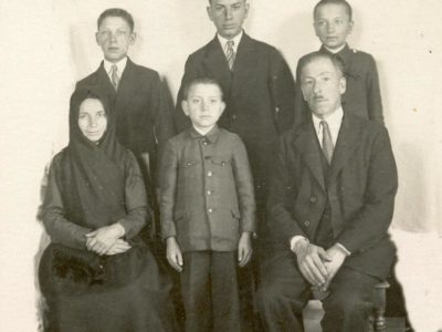 Родина Звіринських – сидять зліва направо мати, Йосиф, батько, стоять зліва направо Мар’ян, Людвік, Карло, близько 1937 р.