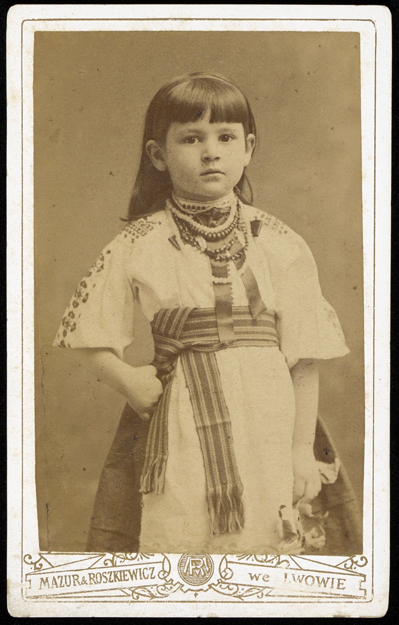 Дівчинка в українському одязі, 1880-1889 рр.