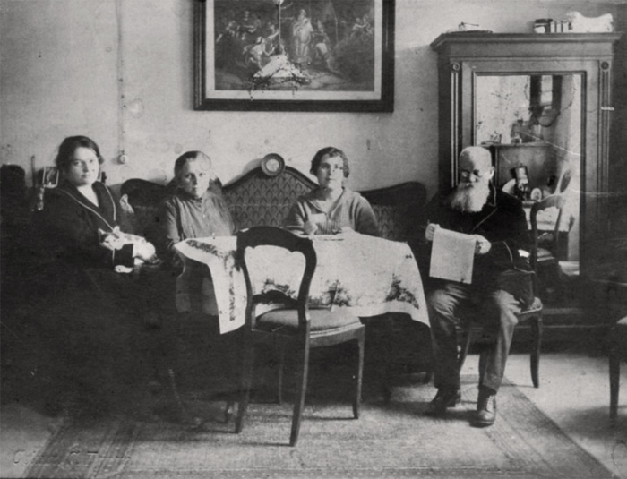 Катерина та Марія Грушевські, [Ольга Коссак], Михайло Грушевський. [Баден, 1924 р.] Фотограф С.Бурко. МІК КВ-62610 Фо-11059; МІК КВ-51478 Фо-8174.