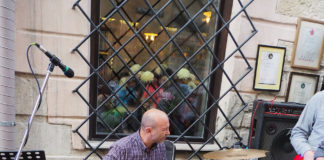 Із серії "Мелодія на бруківці". Світлина Романа Гериновича.