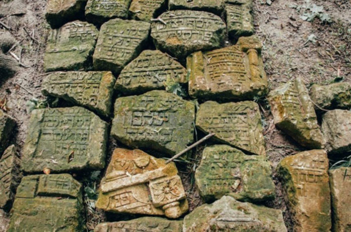 Фрагменти надгробних пам’ятників з єврейського кладовища. Фото: Бюро спадщини