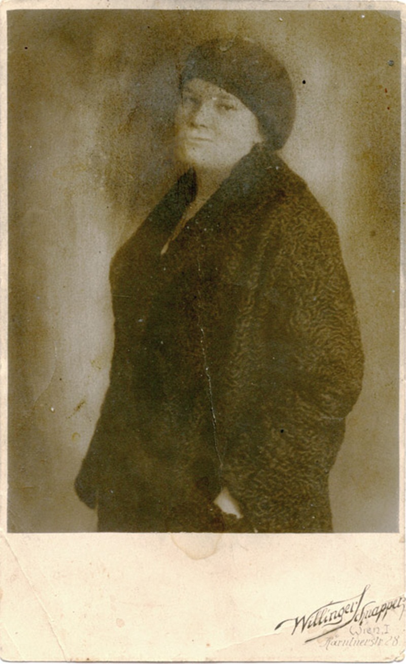 Катерина Грушевська. Фото на листівці. Атель’є Willinger & Schnapper. Відень. [1920-ті рр.]. МІК КВ-71729 Фо-14922.