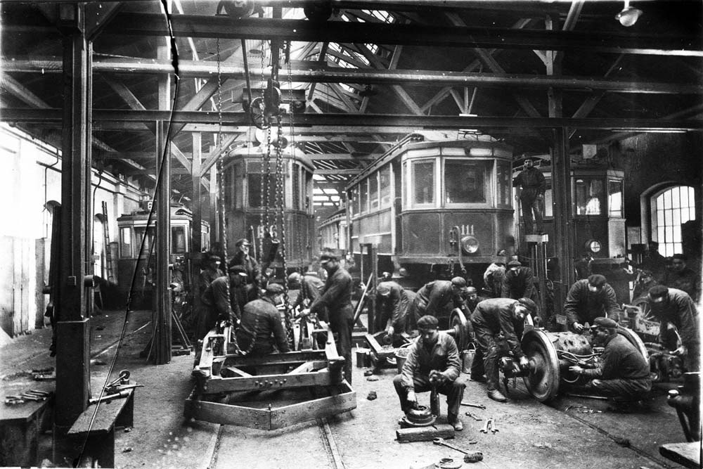 Ремонт трамвайних вагонів у Вагонно-ремонтних майстернях, які створено на базі найстарішого трамвайного депо Львова. 1930-ті рр..