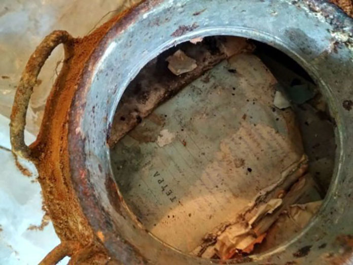 Документи з віднайденого бідону. Фото ТСН.ua