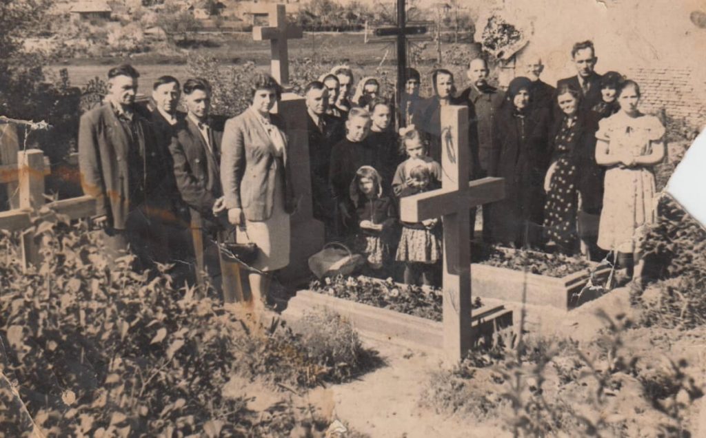 Родина на провідну неділю на православному кладовищі на вул. Литовській, 1960-і роки