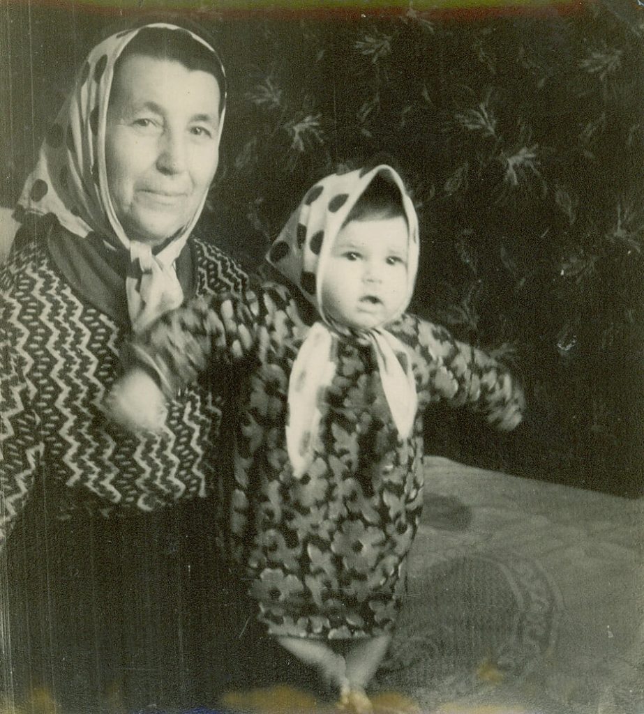 Ольга Либак з онукою Іриною, 1960-і роки