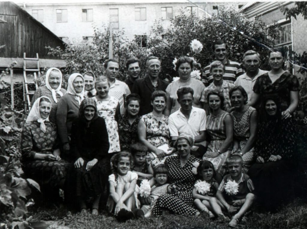 Велика і дружна родина Либаків біля батьківської хати, 1960-і роки