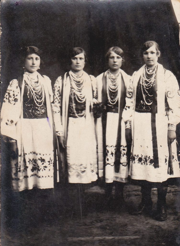 Ольга Либак (крайня ліворуч) з подругами із “Союзу українок”, Рівне 1928 рік