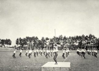 Окружний сокільський здвиг. Підпис Степана Гайдучка: «Вправи палицями мійських «Соколів» на окружнім здвизі. На підвищенню четар Омелян Гузар». Львів, площа «Сокола-Батька», 2 липня 1911 р. З приватного архіву Степана Гайдучка (м. Львів).