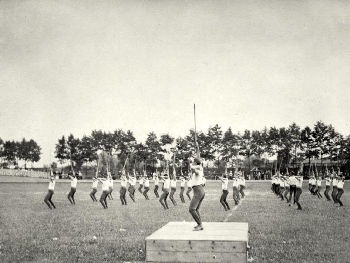 Окружний сокільський здвиг. Підпис Степана Гайдучка: «Вправи палицями мійських «Соколів» на окружнім здвизі. На підвищенню четар Омелян Гузар». Львів, площа «Сокола-Батька», 2 липня 1911 р. З приватного архіву Степана Гайдучка (м. Львів).