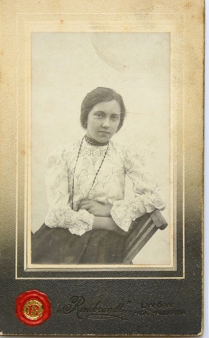 Жінка з Львова, фотосалон «Рембрандт», кін. ХІХ-поч. ХХ ст.
