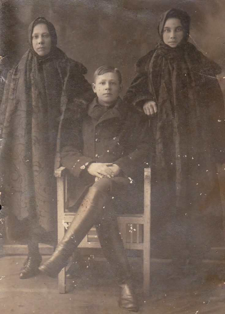 Василь Либак з сестрами, 1920-і роки