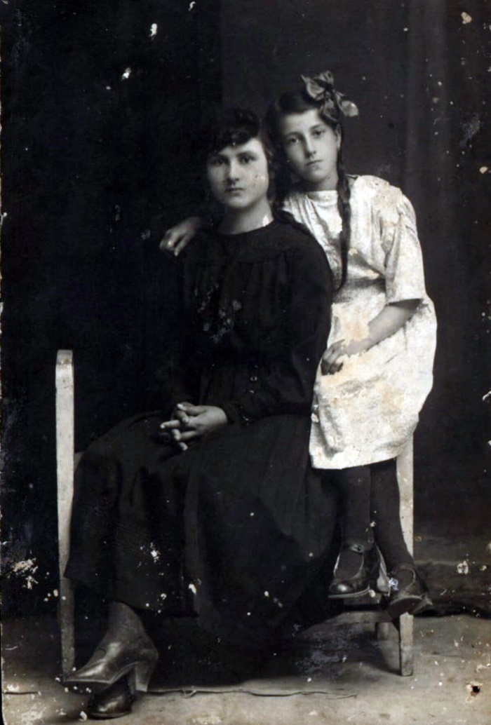 Ольга Либак (праворуч) з сетрою Людмилою Дзівак, Рівне, 1922 рік