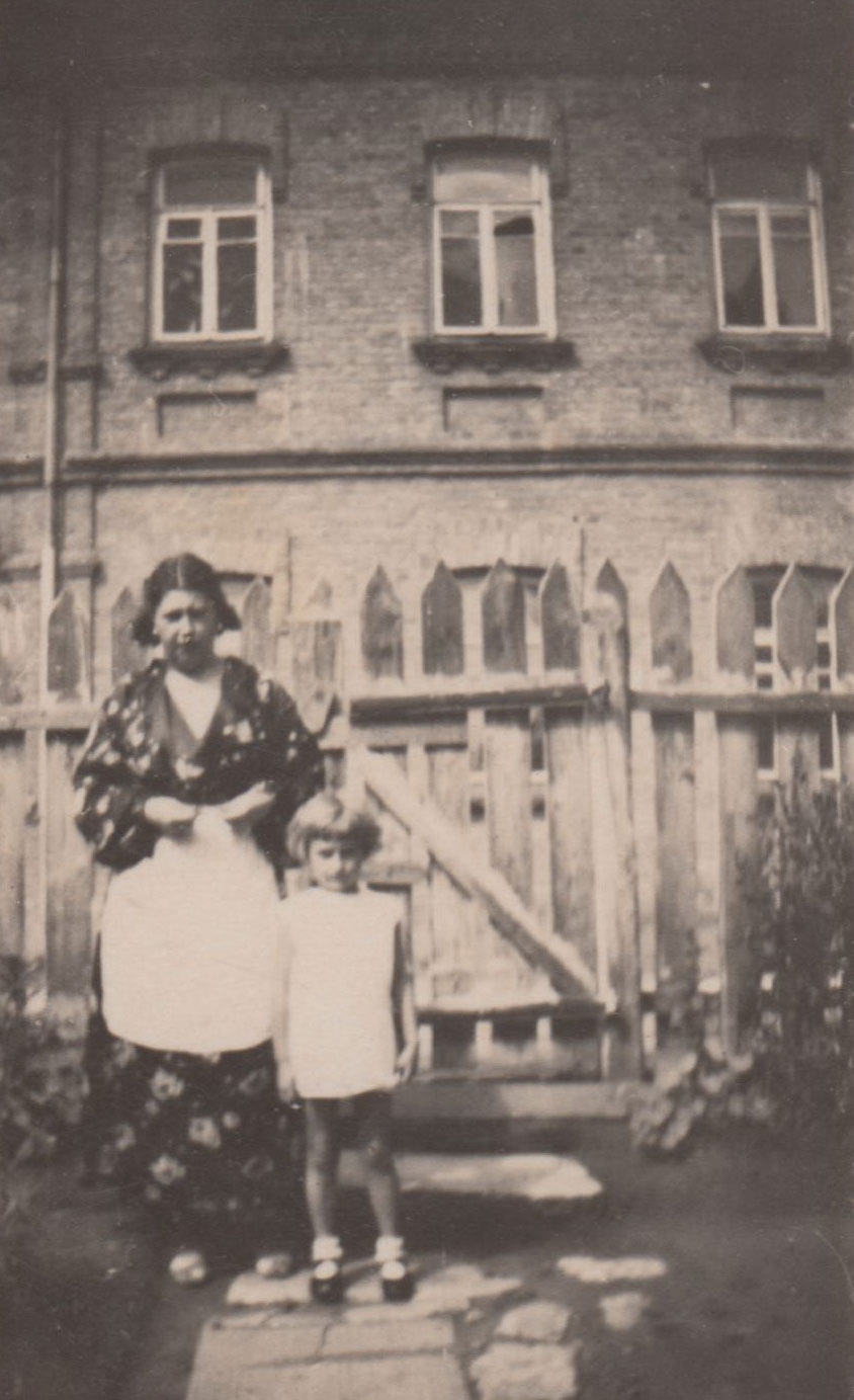Рівне. 5.07.1937 Галя з мамою біля школи
