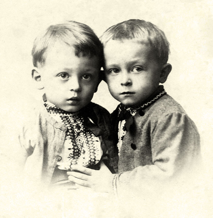 Андрій і Тарас Франки. Львів. 1891 р. фотографія з приватного архіву  В. Ігнатовича та його родини.