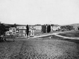 Залізнична станція і замок в Старому Селі. Світлина 1868 р.