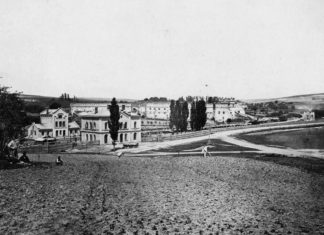 Залізнична станція і замок в Старому Селі. Світлина 1868 р.