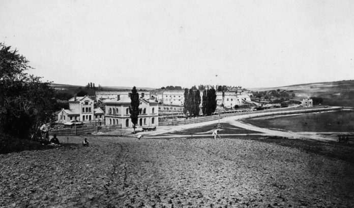 Залізнична станція і замок в Старому Селі. Світлина 1868 р.