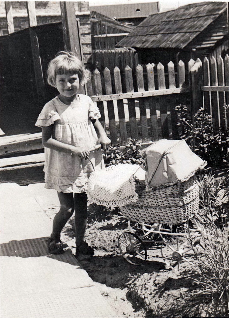 Галя Зеленко біля свого дому