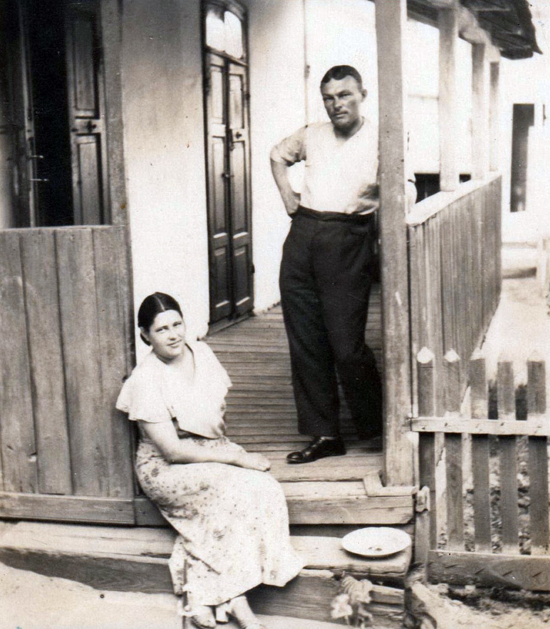 Подружжя Зеленко на Золотій біля свого дому