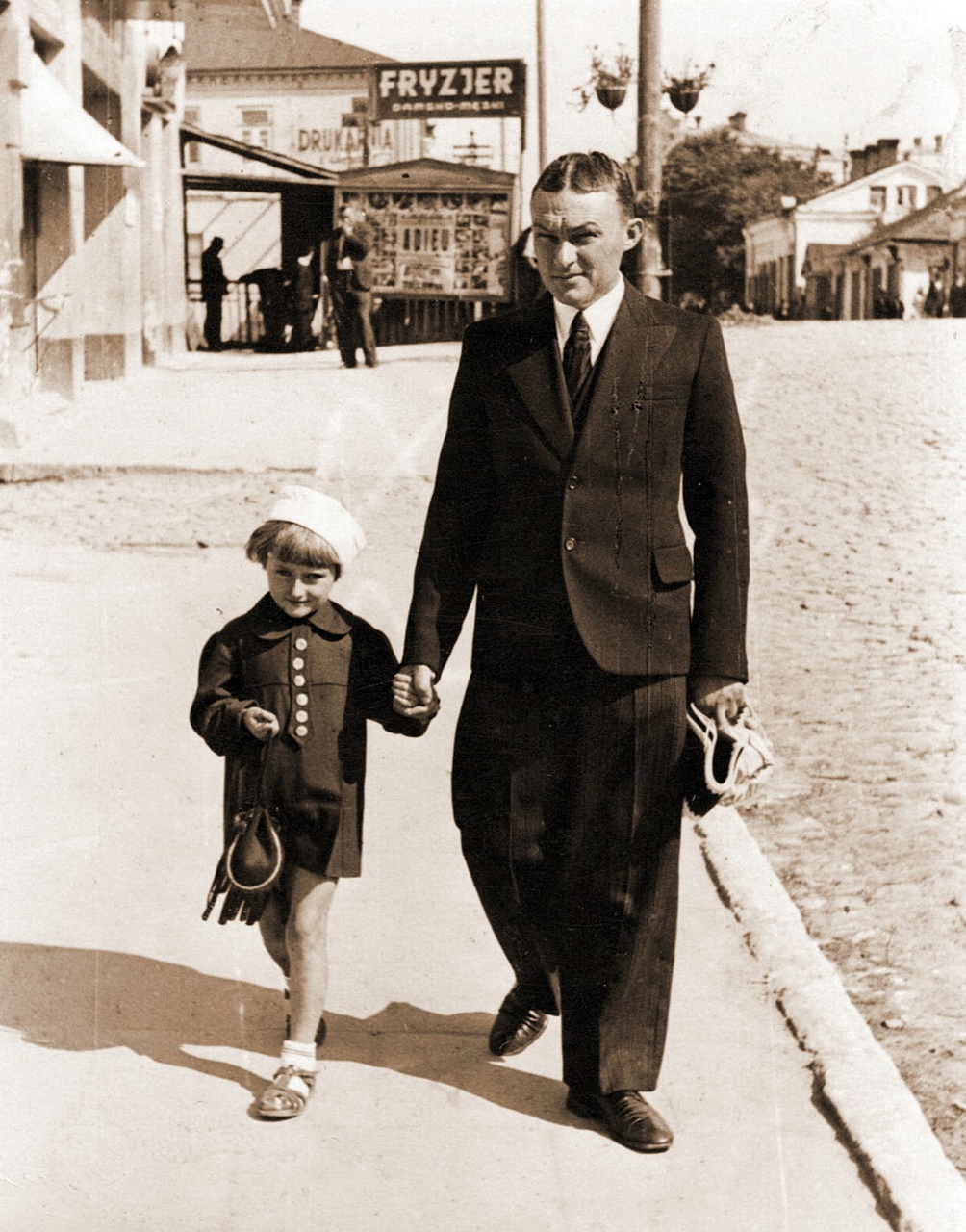 Олександр Зеленко з донькою Галею. Соборна, Рівне 30.08.1936