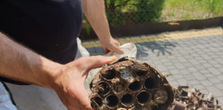 Андрій Риштун з уламком літака. Фото з колекції Андрія Риштуна