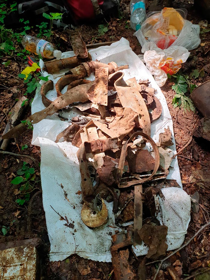 Уламки на місці падіння літака