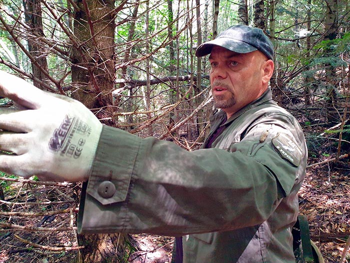 Андрій Кірянов, керівник групи пошуку літаків ДСВ показує на траєкторію падіння