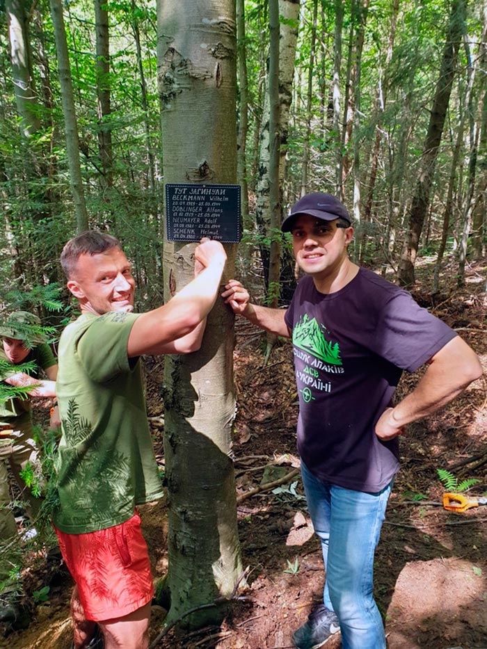 Пам'ятна табличка на місці загибелі екіпажу