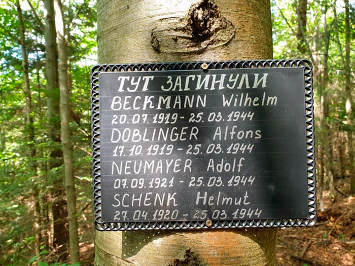 Пам'ятна табличка на місці загибелі екіпажу