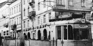 Вантажний трамвайний потяг на основі «Gotha Т57/В57» на вулиці Городоцькій. 1970-ті рр..