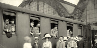 Галицькі соколи перед виїздом до Праги на VІ Всесокільський злет. Зліва направо – у 1-му вікні вагона: Т. Гвоздецький, Юрій Боднар; 2-му вікні: Франтішек Коргонь, Йосиф Доманик; 3-му вікні: Степан Гайдучок; 4-му вікні: Олександр Гошовський. На пероні зліва направо – 2-й: Степан Гасюк, 4-й: Іван Боберський, 5-й: Гузар, 6-й: Федусевич. Львів, головний залізничний вокзал, червень 1912 р. З приватного архіву Степана Гайдучка (м. Львів).