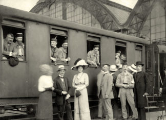 Галицькі соколи перед виїздом до Праги на VІ Всесокільський злет. Зліва направо – у 1-му вікні вагона: Т. Гвоздецький, Юрій Боднар; 2-му вікні: Франтішек Коргонь, Йосиф Доманик; 3-му вікні: Степан Гайдучок; 4-му вікні: Олександр Гошовський. На пероні зліва направо – 2-й: Степан Гасюк, 4-й: Іван Боберський, 5-й: Гузар, 6-й: Федусевич. Львів, головний залізничний вокзал, червень 1912 р. З приватного архіву Степана Гайдучка (м. Львів).