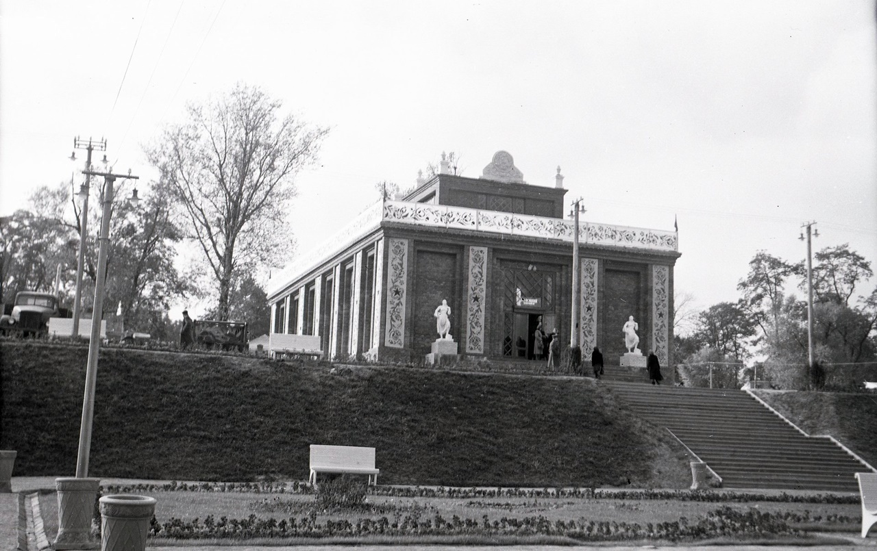 Головний павільйон Другої обласної сільськогосподарської виставки в м. Львові. Архітектори: І. Персиков, О. Максимов. Фото Е. Беліка. 1951 р