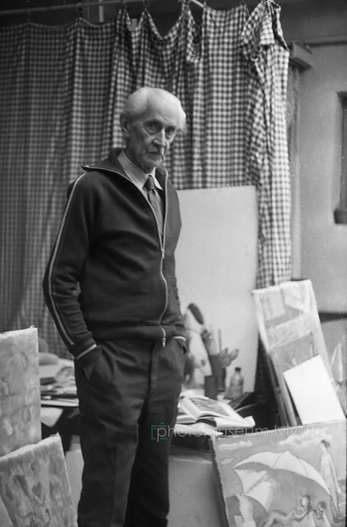 Роман Сельський в майстерні, фотографував Ярослав Коваль, 1983 р. Джерело фото https://www.facebook.com/photomuseum.lviv.ua/
