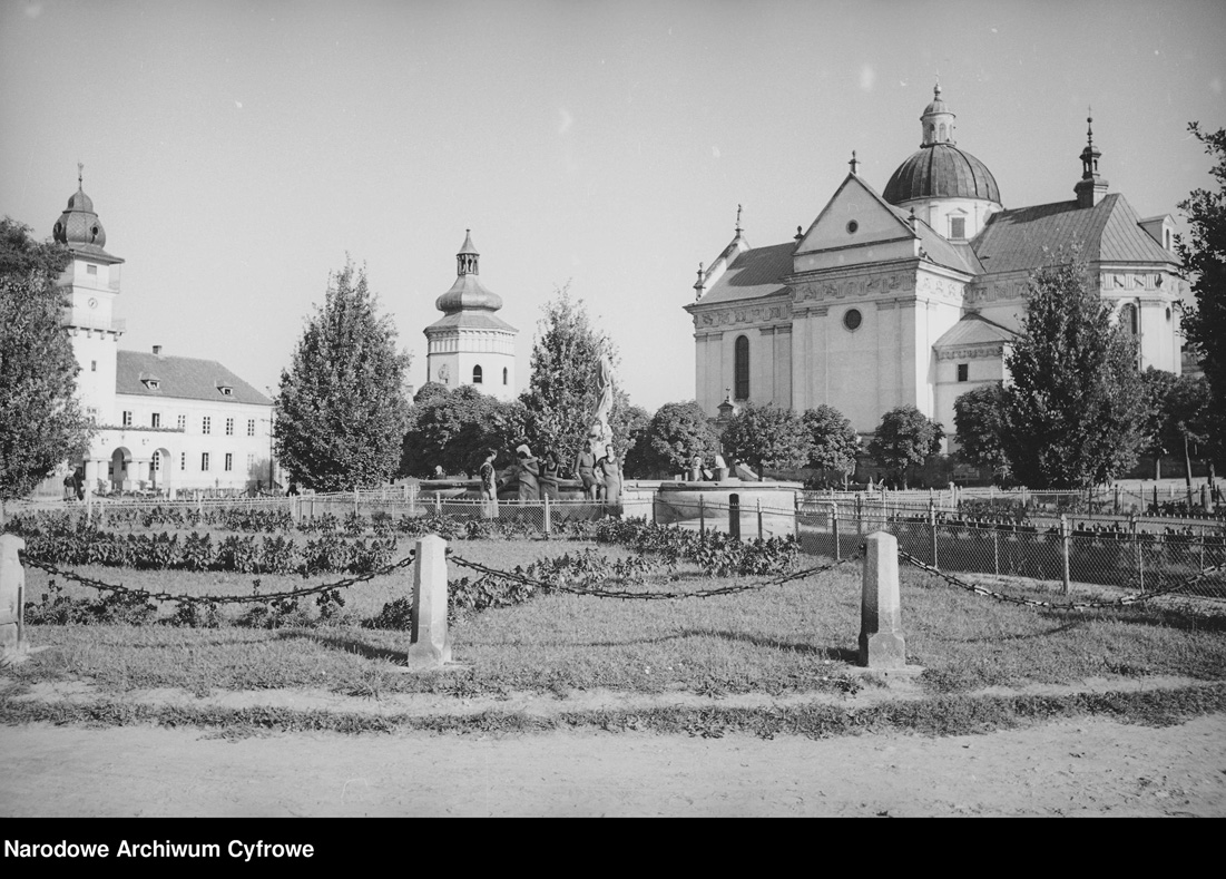 Ратуша та костел в Жовкві