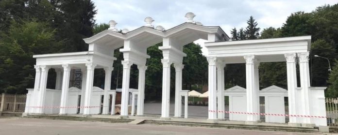 У львівському Парку культури відновили вхідну арку. Фото Андрія Москаленка