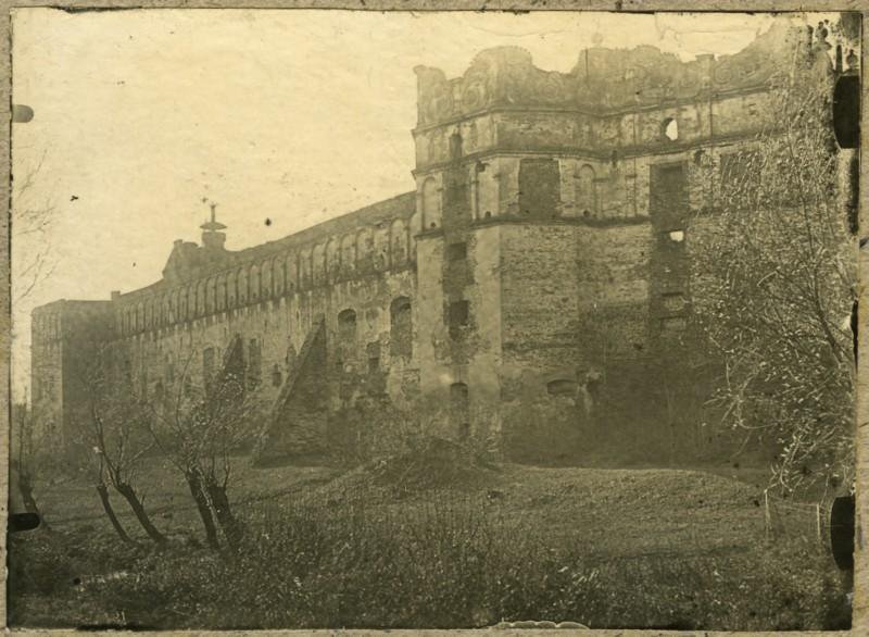 Замок у Старому Селі на початку ХХ ст. Фото з https://gazeta.ua/