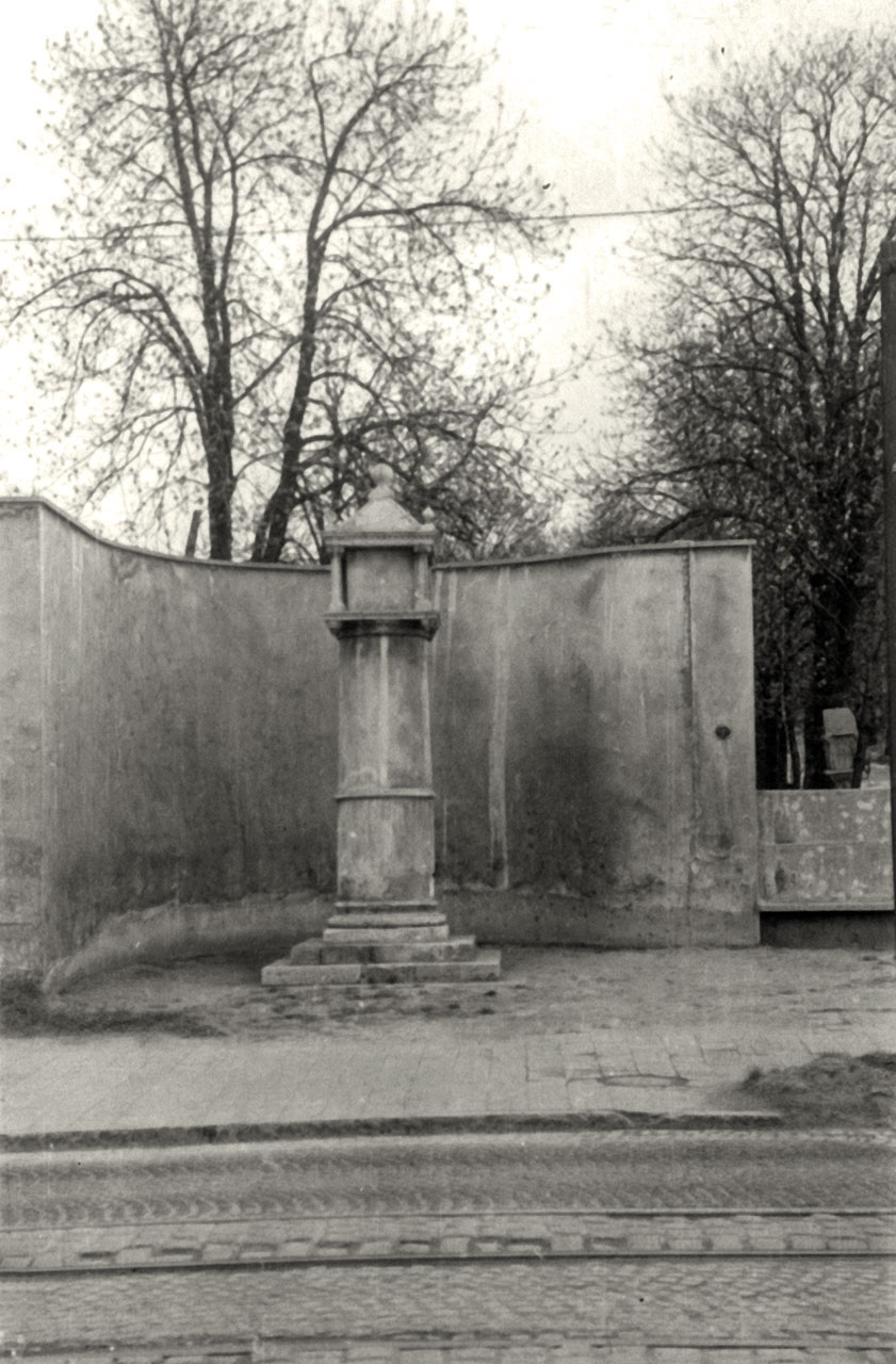 Львів, вулиця Шевченка, квітень 1960 року. Біля входу в Янівський цвинтар колона-капличка з 17 століття. Світлина Юліана Дороша