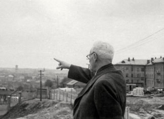 Львів, вулиця Золота. Іван Крип'якевич показує Юліану Дорошу що треба зафіксувати на плівку. Травень 1960 року. Світлина Юліана Дороша