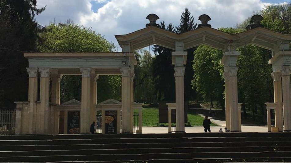 Вхідна арка Парку культури до реставрації. Фото: Суспільне Львів