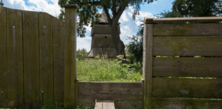 Вид на дзвінницю церкви святого Архістратига Михаїла в Комарно через перелаз. Фото Романа Метельського