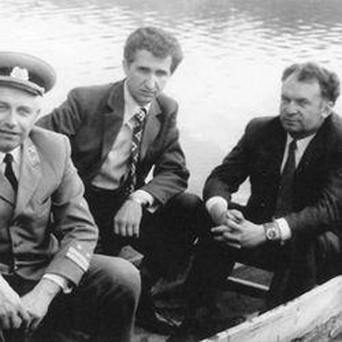 Георгій Миколайович Кірпа (у центрі) під час відпочинку із колегами-залізничниками. Кінець 1970-х років