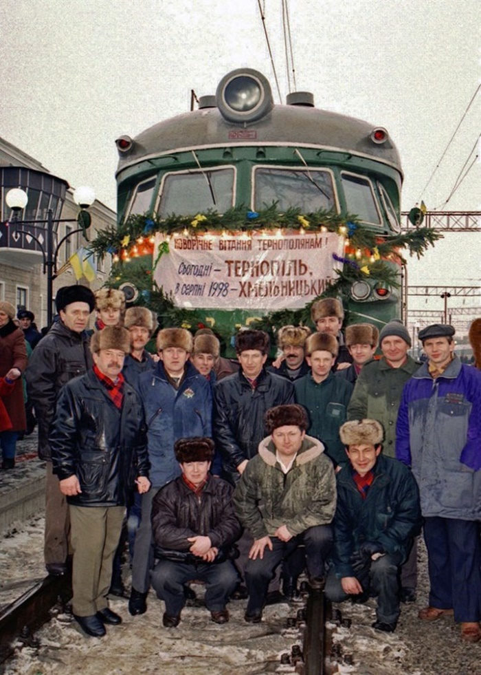Учасники електрифікації залізниці Золочів – Тернопіль біля першого електропоїзда, який пройшов по цій ділянці. 1997 р.