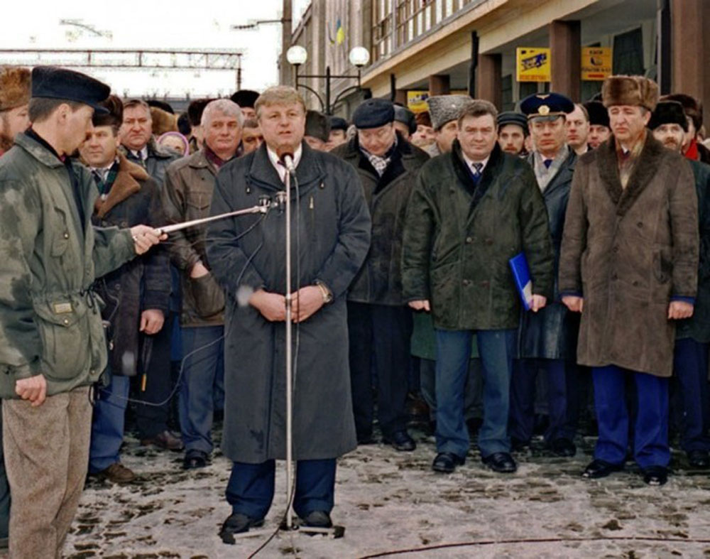 Начальник Львівської залізниці Г.М. Кірпа серед учасників урочистого мітингу із приводу завершення електрифікації ділянки Золочів – Тернопіль