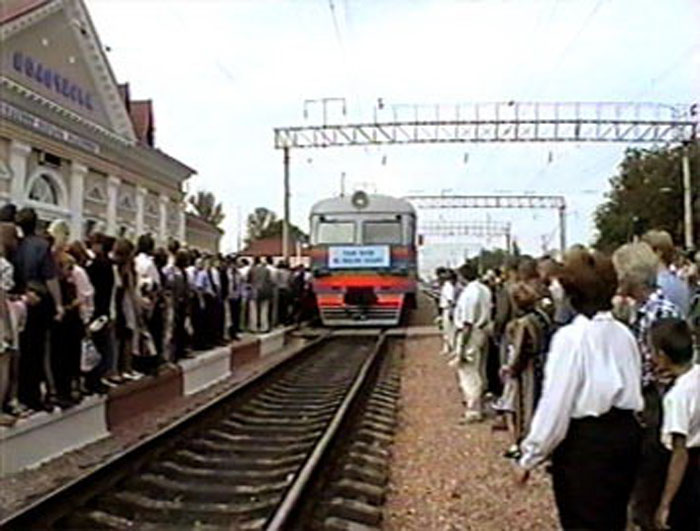 Прибуття першого електропотягу на станцію Волочиськ зі сторони Жмеринки. Кадр із телесюжету «УТН» від 24 серпня 1998 року