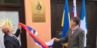 Офіційна церемонія відкриття пам’ятної таблиці Івану Боберському в Тржичі. 23 вересня 2020 р. Світлина з сайту Посольства України в Республіці Словенія (https://slovenia.mfa.gov.ua/news/v-sloveniyi-vidkrito-pamyatnu-doshku-ivanu-boberskomu)