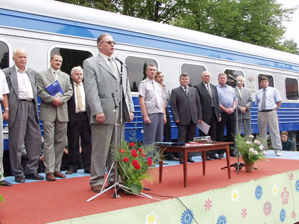 Керівник КВБЗ В. Приходько і керівник «Укрзалізниці» Г. Кірпа під час урочистого мітингу, присвяченого випуску першого українського пасажирського вагону