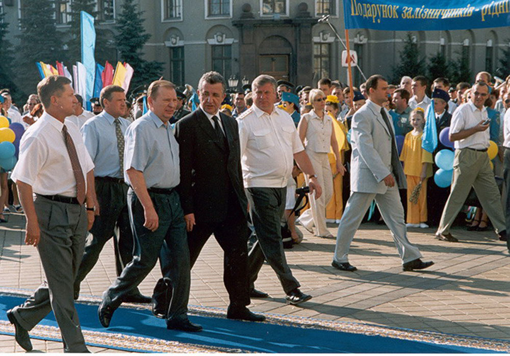 Міністр транспорту Г.М. Кірпа і Президент України Л.Д. Кучма у Харкові